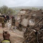 Los rescatistas ucranianos retiran los escombros después de un ataque con cohetes contra el museo de historia local en la ciudad de Kupiansk, región de Kharkiv, noreste de Ucrania, el 25 de abril de 2023.