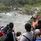 Un grupo de migrantes intentan cruzar el Río Bravo hoy, en la ciudad de Matamoros en Tamaulipas (México). Agentes del Instituto Nacional de Migración (INM) de México advirtieron este lunes a miles de migrantes que no se lanzarse a las aguas del río Bravo (río Grande en Estados Unidos) pero cientos, provenientes de Centro y Sudamérica llegaron a Estados Unidos nadando para entregarse a la Patrulla Fronteriza. EFE/Abrahan Pineda-Jacome