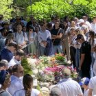Numerosas personas en el cementerio Monte Herzl de Jerusalén. Los israelíes conmemoran el Día del Recuerdo a los Caídos, una jornada de duelo por sus militares muertos en combate o en servicio, así por los civiles muertos en ataques.