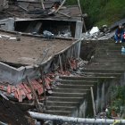 Sobrevivientes observan los daños causados por un deslizamiento de tierra, en Alausí (Ecuador), en una fotografía de archivo. EFE/José Jácome