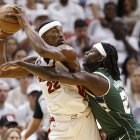 Jimmy Butler (i) fue la figura de los Miami Heat en el triunfo sobre los Milwaukee Bucks.