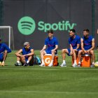 Los dirigidos por Xavi deberán viajar a Vallecas para enfrentar al Rayo.