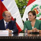 La mandataria Dina Boluarte mientras habla con el expresidente mexicano Felipe Calderón, durante una conmemoración de los 12 años de la Alianza del Pacífico, en el Palacio de Gobierno en Lima (Perú).