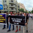 Manifestación. Con pancartas y gritos, el gremio de restaurantes y discotecas protestó en el centro.