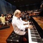 Previas. Jorge Luis Prats aparece concentrado, rodeado por cerca de 200 músicos en un ensayo.