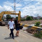 El puente que une el centro del cantón Daule con la parroquia urbana Banife soporta la fuerza de la palizada.