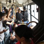 Por las filas que se vuelven extensas y eternas y la falta de control, según denuncian los usuarios, los robos comunes en su contra han proliferado.