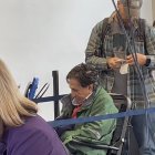 Captura de un video donde se puede ver al expresidente peruano Alejandro Toledo (2001-2006) esperando para volar desde el Aeropuerto Internacional de San Francisco al de Los Ángeles, donde permanecerá menos de cuatro horas antes de despegar hacia Lima (Perú), hoy en San Francisco (EE. UU). pudo captar el momento en el interior del Aeropuerto de San Francisco en el que Toledo, que fue transportado en una silla de ruedas y vestía una chaqueta verde, era conducido al interior de la aeronave por el que aparentemente pareció un funcionario de seguridad con ropa de calle. El exmandatario llevaba también las manos ocultas bajo una manta azul, una estrategia habitualmente utilizada en Perú para ocultar que se encontraba esposado. Reclamado por la Justicia peruana desde el año 2017, el fundador de Perú Posible está imputado por haber recibido supuestamente unos 35 millones de dólares de la empresa Odebrecht, tras favorecerla en la licitación de contratos para la construcción de la Ruta Interocánica Sur que conecta Perú con Brasil. EFE/ EFE/MÁXIMA CALIDAD DISPONIBLE