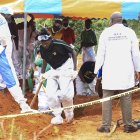 Agentes de la policía desentierran una de las tumbas