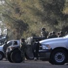 El grupo de sicarios se desplazaba en al menos tres vehículos, sobre un camino de terracería, donde se encontró con un convoy militar.