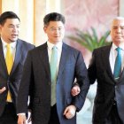 Negociación. El empresario Conto Patiño (derecha) camina junto con representantes de empresas de China.