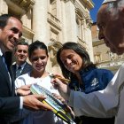 La pala firmada beneficiará a familias de esas recursos.