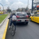 Ciclovía sin señalización en la Avenida Amazonas