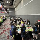 Un grupo de concursante, miembros de un mismo equipo, intentan cumplir con uno de los retos del certamen.