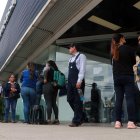 Reacción.- Usuarios esperan hoy frente a una sucursal del Banco Fassil en la ciudad de Santa Cruz (Bolivia). Las autoridades intervinieron este miércoles el Banco Fassil, uno de los más grandes de Bolivia, luego de la aprehensión de cuatro de sus ejecutivos acusados de delitos financieros, lo que generó protestas de los clientes y la toma de algunas de las sucursales exigiendo la devolución de su dinero. EFE/ Juan Carlos Torrejón