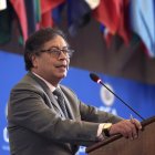 El presidente de Colombia, Gustavo Petro, interviene durante una sesión protocolaria del Consejo Permanente de la Organización de los Estados Americanos hoy, en la sede de la organización en Washington (EE.UU.). Petro propuso este miércoles ante la Organización de los Estados Americanos (OEA), con sede en Washington, rehacer la carta fundacional del organismo y reintegrar a Venezuela en él. EFE/ Lenin Nolly