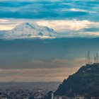 En esta imagen de Roberto Valdez es evidente la majestuosidad del volcán más alto de Ecuador.