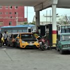 Varios autos esperan para echar combustible en un servicentro, hoy en La Habana (Cuba). EFE/Ernesto Mastrascusa
