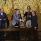 Paco Moncayo (d) durante sus posesión como nuevo consejero de Gobierno.