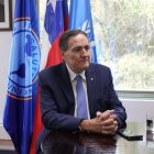 Fotografía cedida hoy por la Organización Panamericana de la Salud que muestra a su director, Jarbas Barbosa, durante una entrevista en Santiago (Chile).