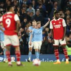Manchester (United Kingdom), 26/04/2023.- Kevin De Bruyne (C) of Manchester City celebrates scoring the 3-0 goal during the English Premier League soccer match between Manchester City and Arsenal FC at the Etihad Stadium in Manchester, Britain, 26 April 2023. (Reino Unido) EFE/EPA/ADAM VAUGHAN EDITORIAL USE ONLY. No use with unauthorized audio, video, data, fixture lists, club/league logos or "live" services. Online in-match use limited to 120 images, no video emulation. No use in betting, games or single club/league/player publications.