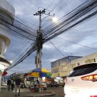 Problema. El crecimiento poblacional ha empeorado el índice de cables que cuelgan de los postes de la ciudad.