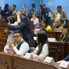 Emocionados. El correísta Roberto Cuero abraza a su compañera, la interpelante Viviana Veloz,