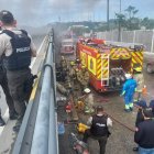 Una parte del asfalto del puente se desprendió producto del calor generado por el conato de incendio.
