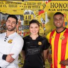 Las camisetas emulan un estilo retro mezclando colores como el oro y grana.