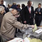 Un hombre emite su voto para las elecciones generales turcas en una oficina electoral de la embajada turca en Berlín, Alemania, el 27 de abril de 2023.
