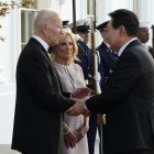 El presidente de los Estados Unidos, Joe Biden (L), y la primera dama, la Dra. Jill Biden (2-L), dan la bienvenida al presidente de Corea del Sur, Yoon Suk Yeol (R), y a su esposa, Kim Keon Hee (Unseen) para la Cena de Estado en la Casa Blanca en Washington.