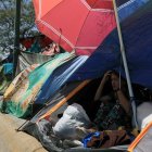 Migrantes acampan en protesta por la muerte de 40 migrantes, el 26 de abril de 2023, frente al Instituto Nacional de Migración (INM), en Ciudad Juárez, en el estado de Chihuahua (México)