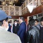 Audiencia. El abogado Freddy Ron junto con familiares y amigos de Peter Calo, en la Corte Nacional.