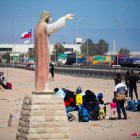 Cientos de migrantes Venezolanos, Colombianos y Haitianos se encuentran varados en la zona fronteriza de Perú y Chile ayer, en la ciudad de Arica (Chile).