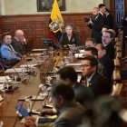 Entres los asistentes a la reunión está el flamante asesor de Seguridad, Paco Moncayo; y el nuevo secretario de Seguridad, Wagner Bravo.