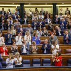 El presidente del Gobierno, Pedro Sánchez (i), junto a la ministra de Transportes, Movilidad y Agenda Urbana, Raquel Sánchez (2i), reciben la ovación de la bancada socialista tras la aprobación del proyecto de Ley por el Derecho a la Vivienda que permitirá poner topes a los precios del alquiler en zonas tensionadas, este jueves durante el pleno del Congreso de los Diputados en Madrid. EFE/ Javier Lizón