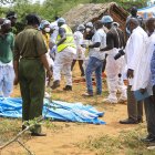 Detectives de homicidios de Kenia y expertos forenses de la Dirección de Investigaciones Criminales (DCI), examinan los cuerpos exhumados de varias fosas comunes