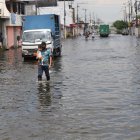 Vulnerables. El agua estancada está provocando enfermedades en la piel, especialmente a niños y adultos mayores.