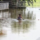 Ajenos a las enfermedades que pueden contraer, los niños juegan en las pozas que se forman en El Dorado.