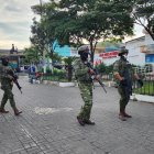 Patrulla. Militares recorren un parque de un lugar turístico de la provincia de Esmeraldas. Esa jurisdicción ha sido golpeada por el crimen organizado.
