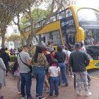 Visitantes. Un grupo de turistas se embarcan en bus.