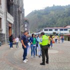 Medida. Un policía conversa con visitantes, en un sitio turístico.