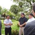 Orden. Al fondo, Rolando Contreras y Gerahld Burnham, los postulantes