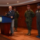 Quito. El ministro de Defensa Luis Lara junto con los generales de las FF.AA.
