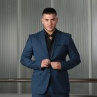 Su estilo fluctúa de lo formal a lo casual pero siempre con elegancia.