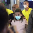 Bangkok (Thailand), 26/04/2023.- A handout photo made available by the Royal Thai Police shows police officers escort a suspect Thai Sararat Rangsiwuthaporn, who is accused of killing at least twelve victims with cyanide, to the criminal court in Bangkok, Thailand, 26 April 2023. A former wife of a senior Thai police officer was arrested and accused of being involved with the murder of at least twelve people by putting cyanide in food, police said. (Tailandia) EFE/EPA/ROYAL THAI POLICE / HANDOUT HANDOUT EDITORIAL USE ONLY/NO SALES