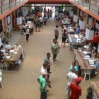Personas participan en una jornada de votación en Asunción (Paraguay), en una fotografía de archivo. EFE/ Rubén Peña