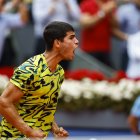 El tenista español Carlos Alcaraz reacciona tras vencer al finlandés Emil Ruusuvuori.