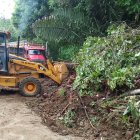 Maquinaria limpia la vía en el sector Cinco Cerros, entre Santa Elena y Manabí.