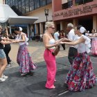 Turismo. El evento atrajo además a turistas extranjeros, quienes se engancharon con la música y el baile de las alumnas de la Escuela de Ballet de la CCNG.